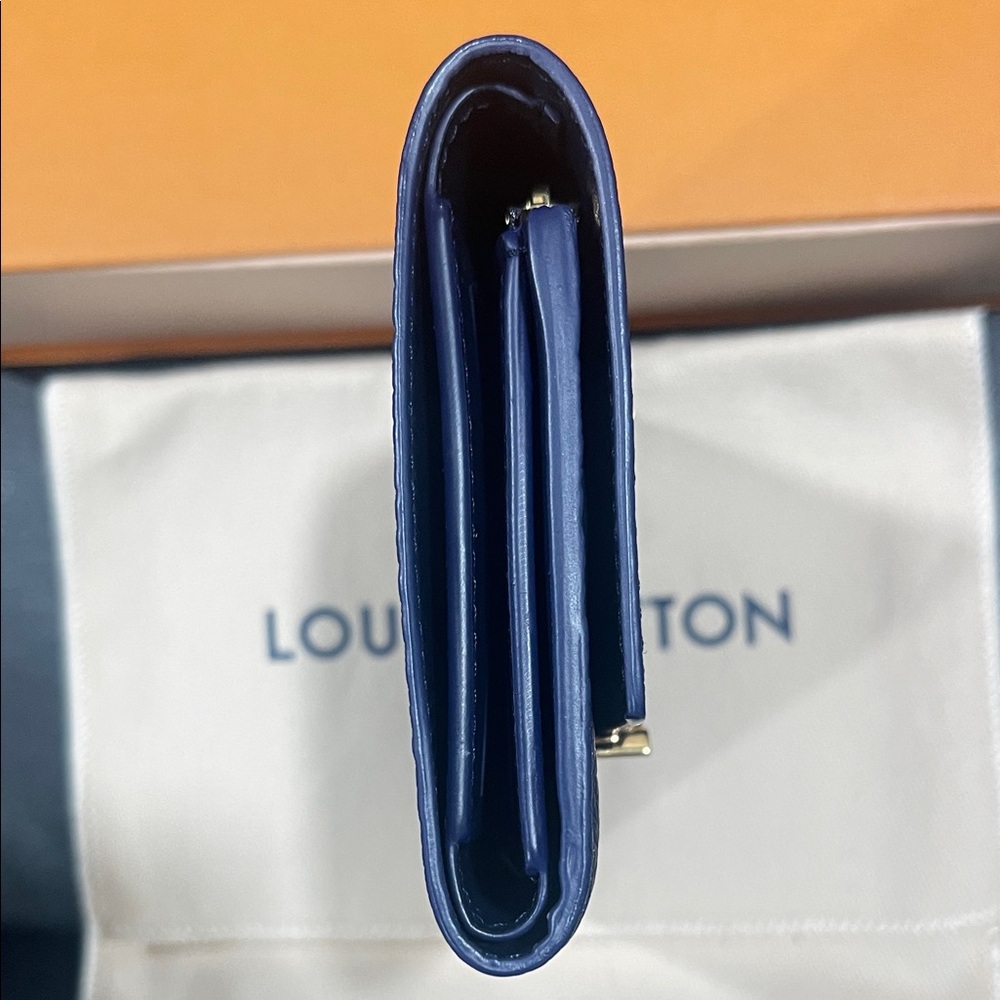 Louis Vuitton Capucines Compact
Maxi Wallet - Picture 4 of 15
